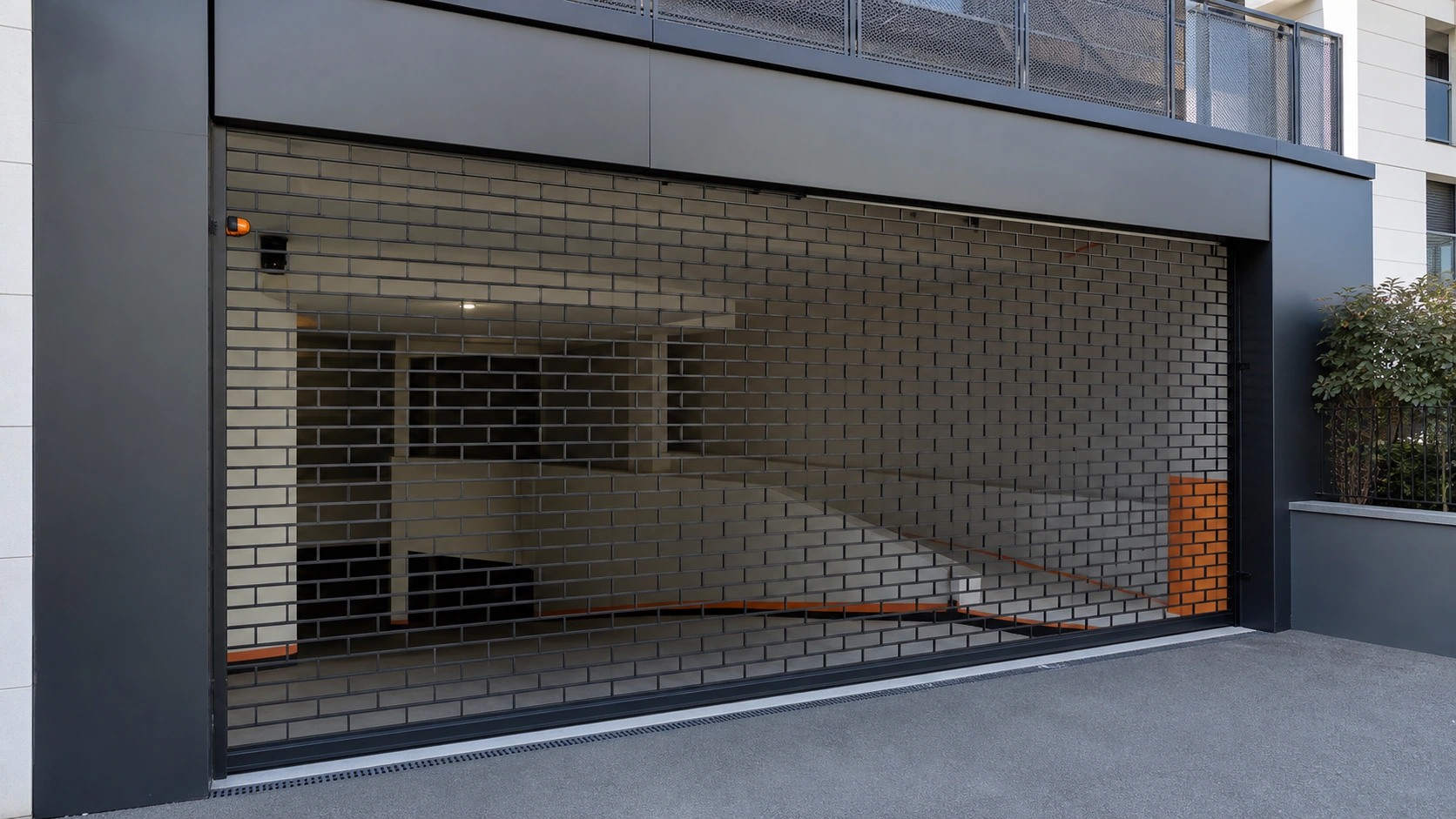 Parking collectif avec grille métallique ventilée